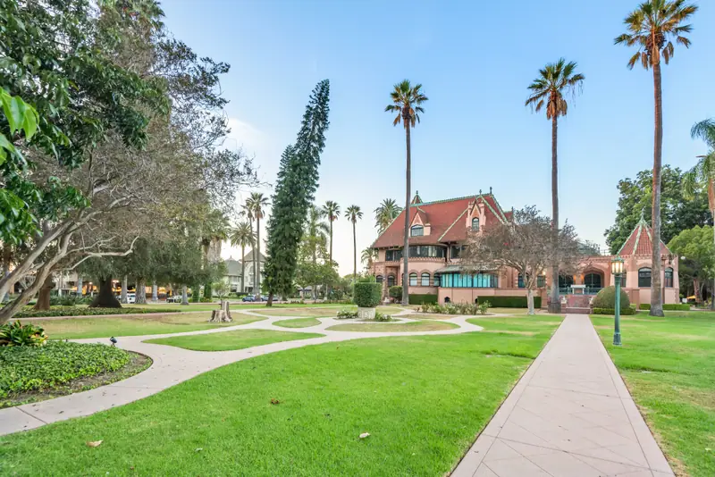 The Doheny Mansion Lawn at Mount Saint Mary’s University Doheny Campus — photo 5 of 5